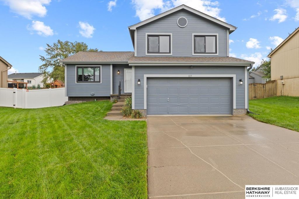 815 Clearwater Drive, Papillion