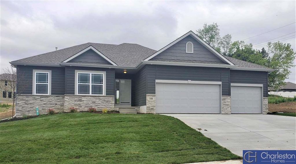 11002 Ranch Drive, Papillion