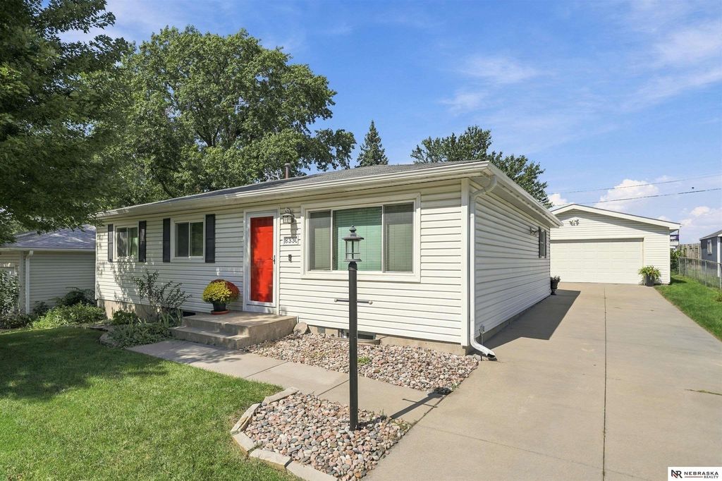 8330 Chestnut Lane, Lincoln