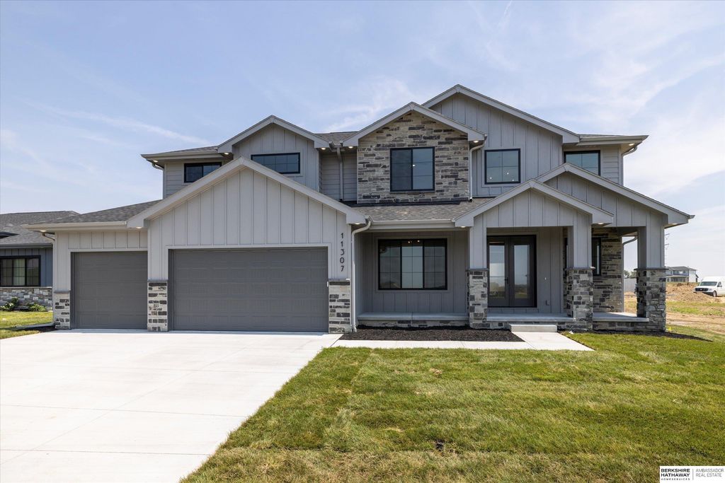 2449 N 211th Avenue, Elkhorn