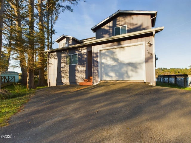 1343 Se 2nd Court, Lincoln City