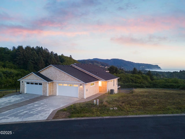 6485 Heron View Dr, Neskowin