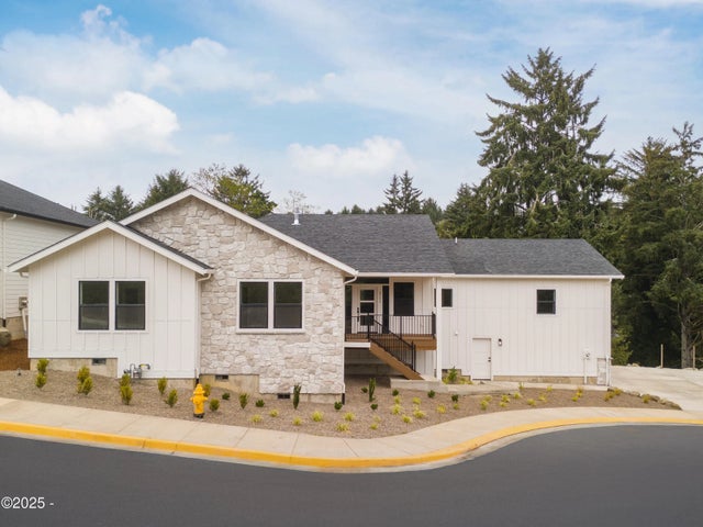 2733 Ne 51st Court, Lincoln City