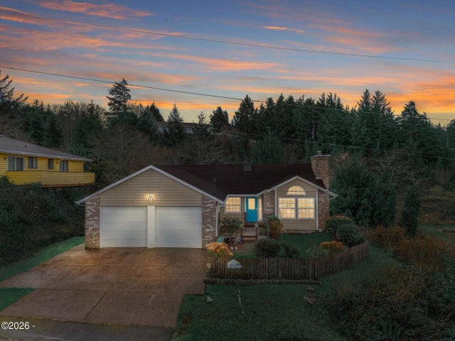 230 Sw Cedar Street, Waldport