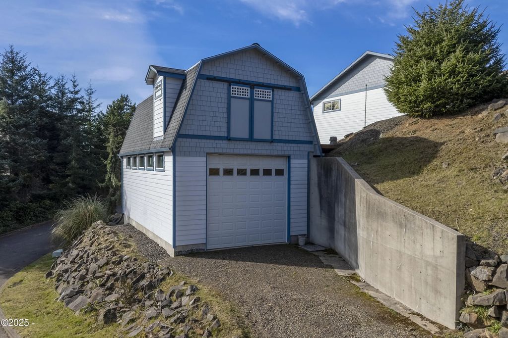 Drive-thru RV barn at 455 SE Scenic Loop, Newport, Oregon