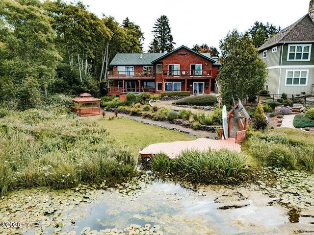 3445 Ne 40th Court, Lincoln City