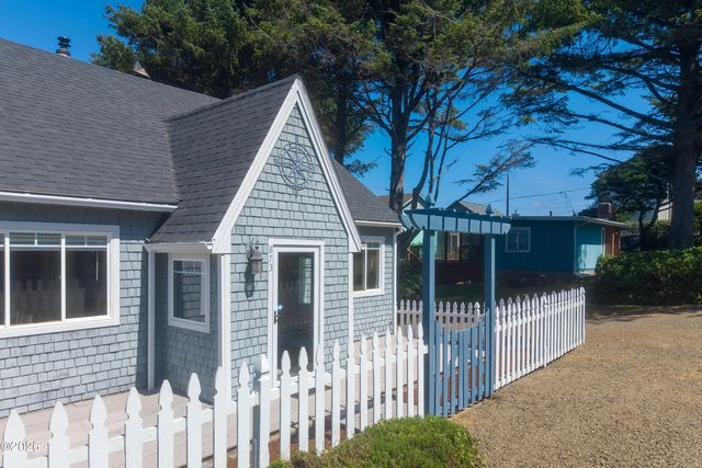 873 Sw 8th Street, Lincoln City