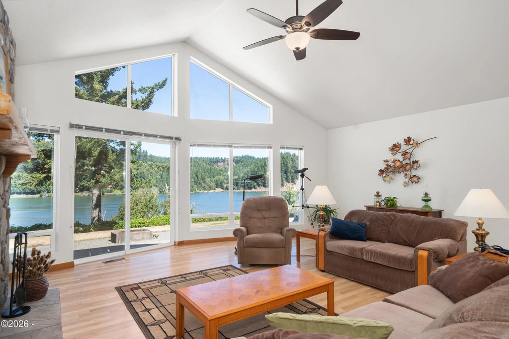6039 S Bay Road, Toledo, Oregon riverfront home on the Yaquina River