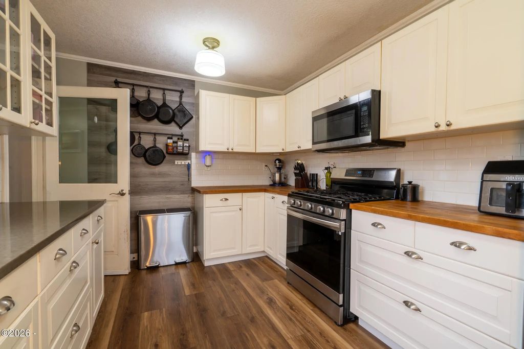 Updated kitchen at 111 NW 58th Street, Newport, Oregon