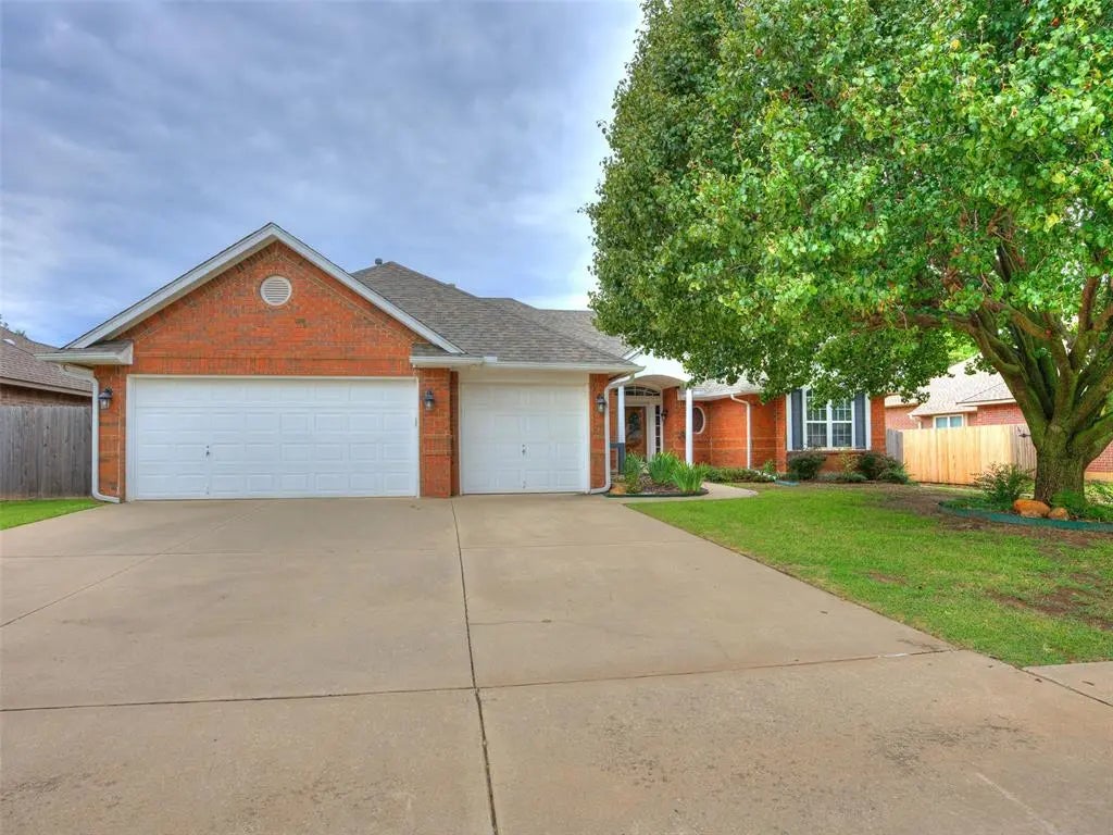 Residential Real Estate for Sale located in the neighborhood of Hawthorne Place 3, in the city of Norman, OK