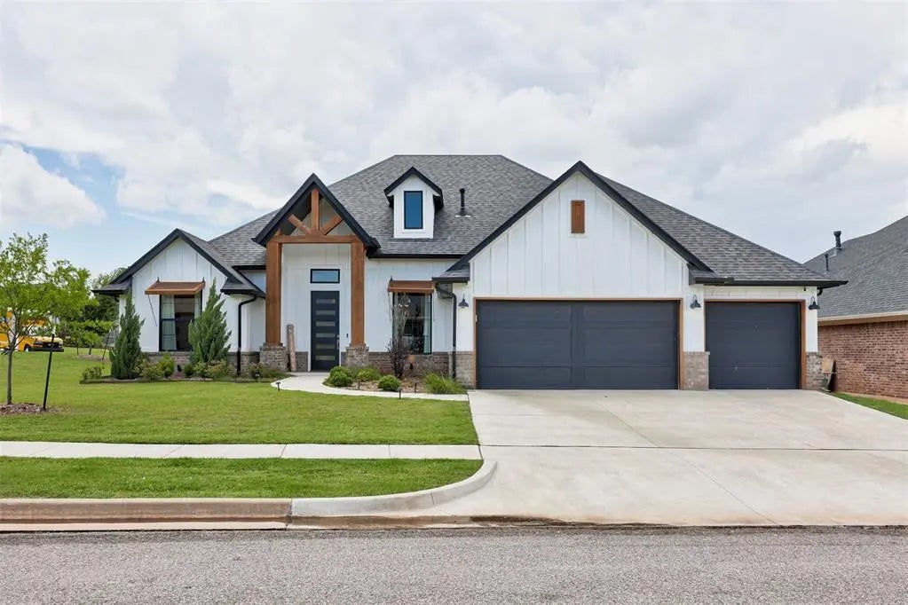 Residential Real Estate for Sale at 214 Alamosa Road in the city of Norman by MLS #1174540