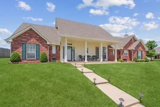 Residential Real Estate for Sale located in the neighborhood of Oakwood East Village Sec 5, in the city of Midwest City, OK