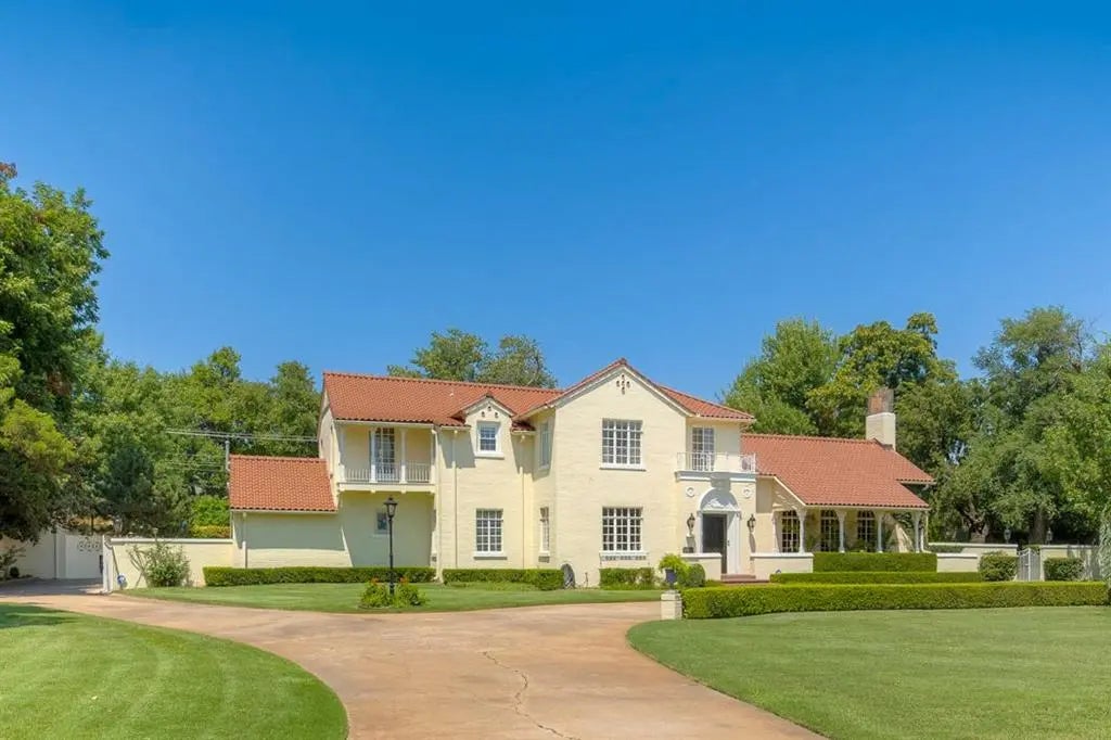 Residential Real Estate for Sale located in the neighborhood of Nichols Hills, in the city of Nichols Hills, OK