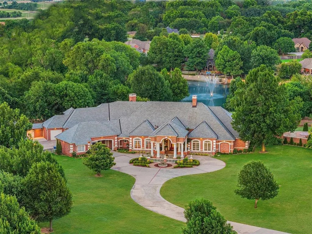 Residential Real Estate for Sale located in the neighborhood of Crystal Lakes Estates, in the city of Norman, OK