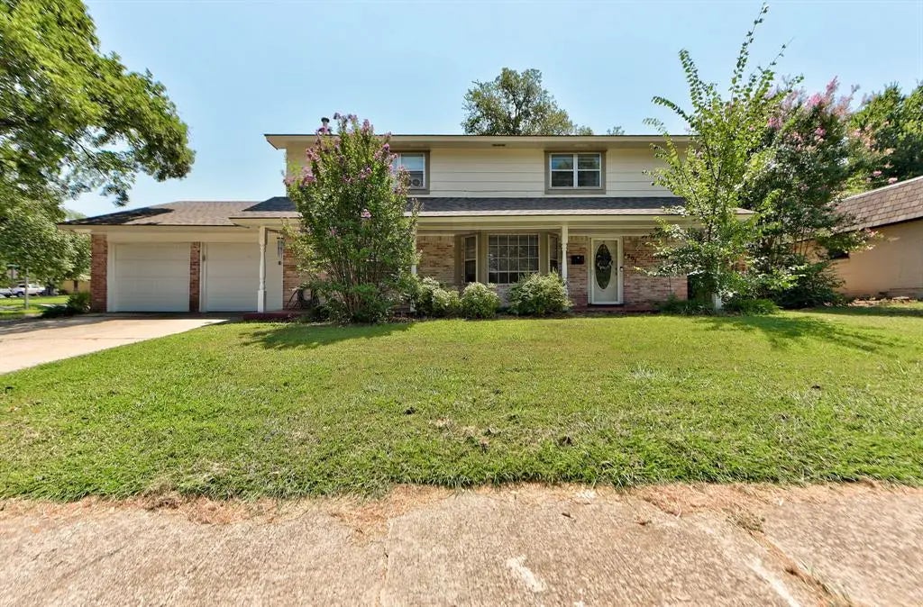 Residential Real Estate for Sale located in the neighborhood of Oakhurst 1, in the city of Norman, OK