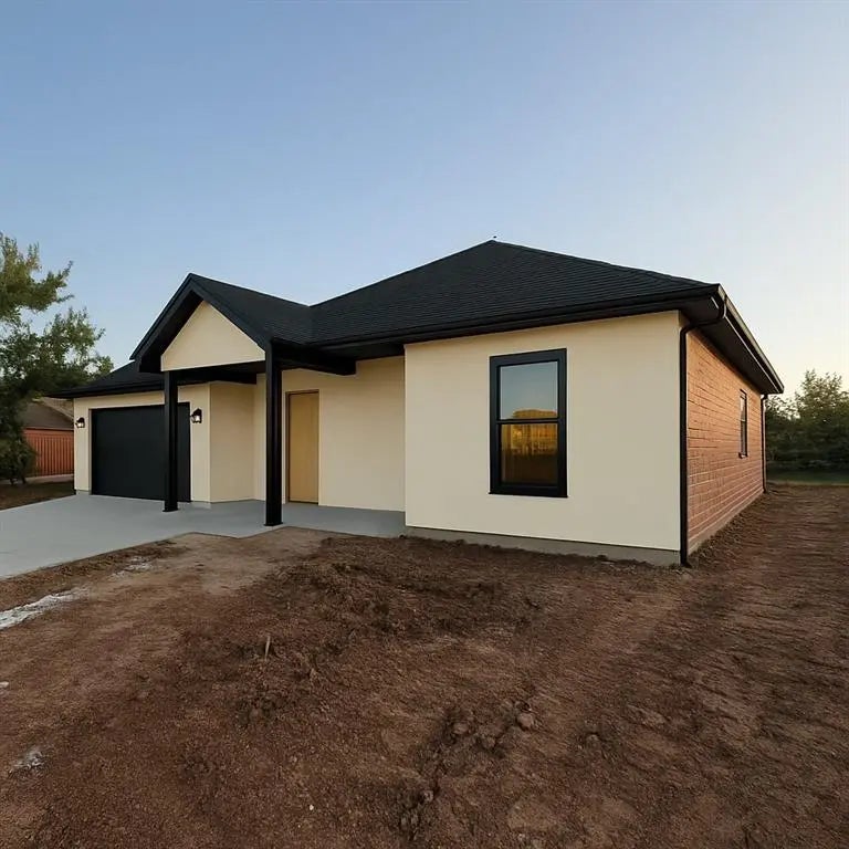 Residential Real Estate for Sale at 8701 Woodbend Street in the city of Oklahoma City by MLS #1187851