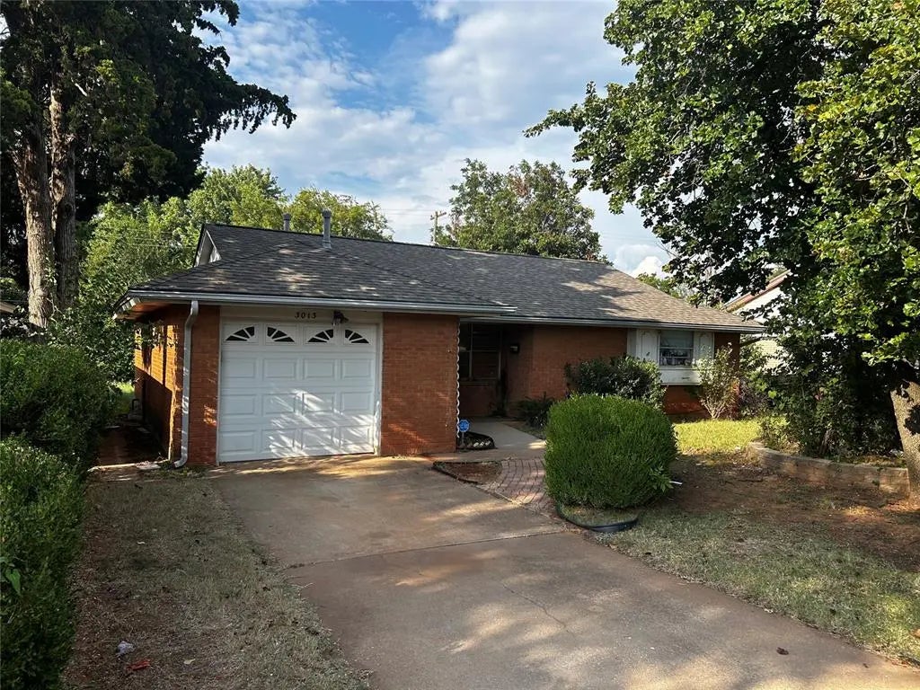 Residential Real Estate for Sale located in the neighborhood of Leonhardts Oak Ridge, in the city of Del City, OK