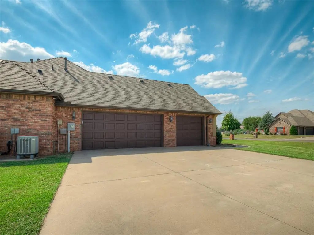 Residential Real Estate for Sale located in the neighborhood of Rio De Bella 2, in the city of Oklahoma City, OK