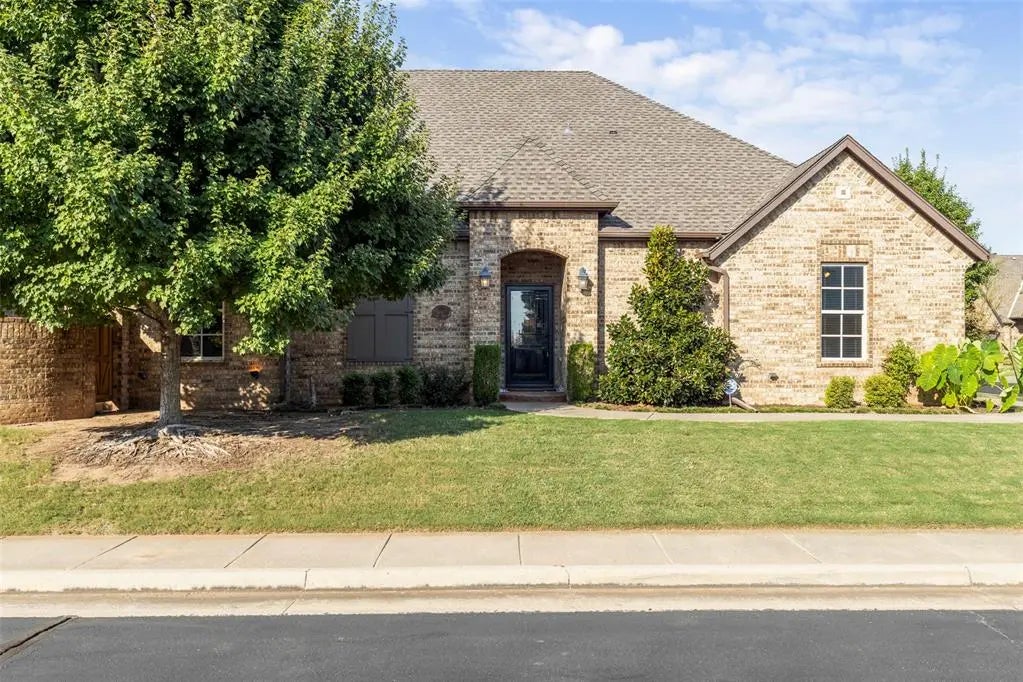 Residential Real Estate for Sale located in the neighborhood of Bergamo, in the city of Oklahoma City, OK