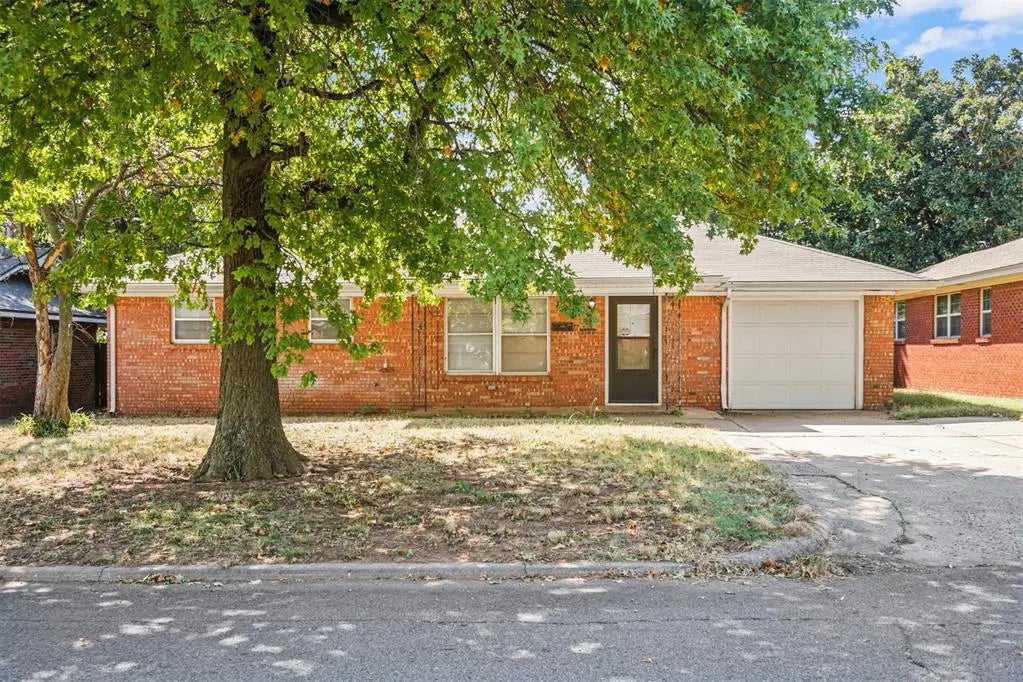 Residential Real Estate for Sale located in the neighborhood of Epperly Heights 12th, in the city of Del City, OK