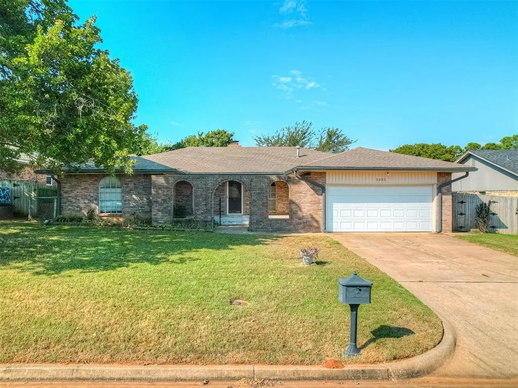 Residential Real Estate for Sale located in the neighborhood of Del Arbole, in the city of Midwest City, OK