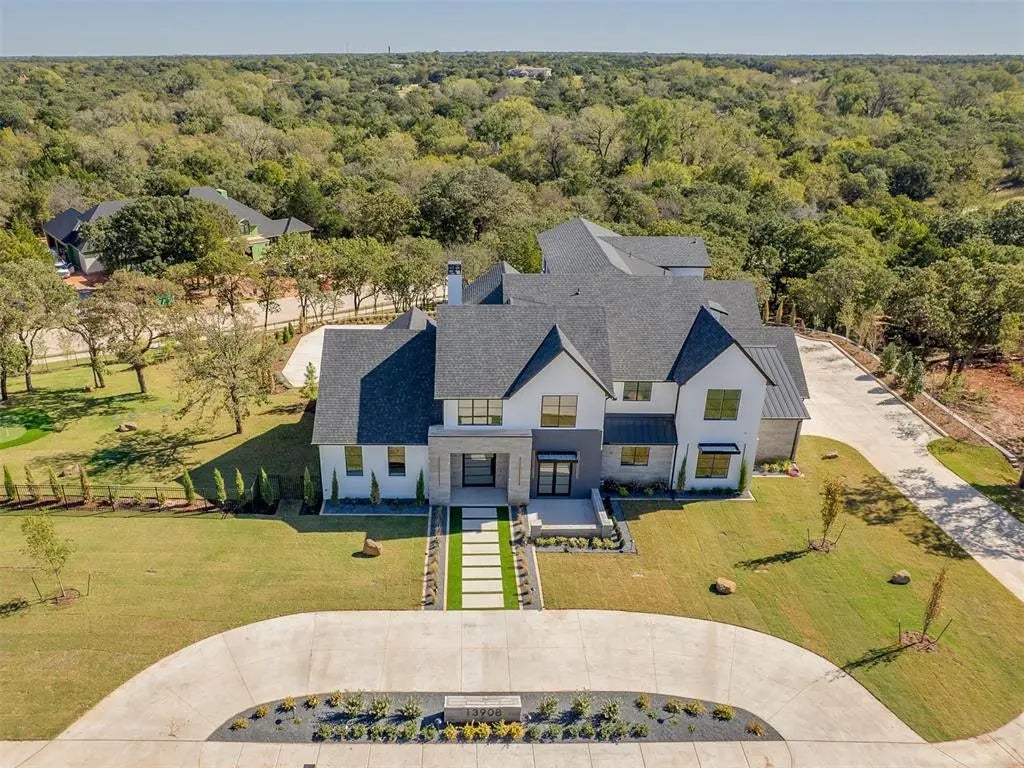 Residential Real Estate for Sale at 13908 Hillside Circle in the city of Oklahoma City by MLS #1197769