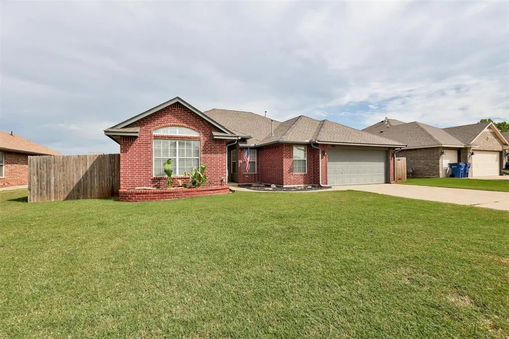 Residential Real Estate for Sale located in the neighborhood of Hunters Hill Sec 1, in the city of Mustang, OK