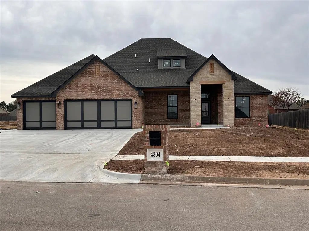 MLS #1199734 for Sale at 4304 Ravenscourt Lane, in the city of Norman, 73072