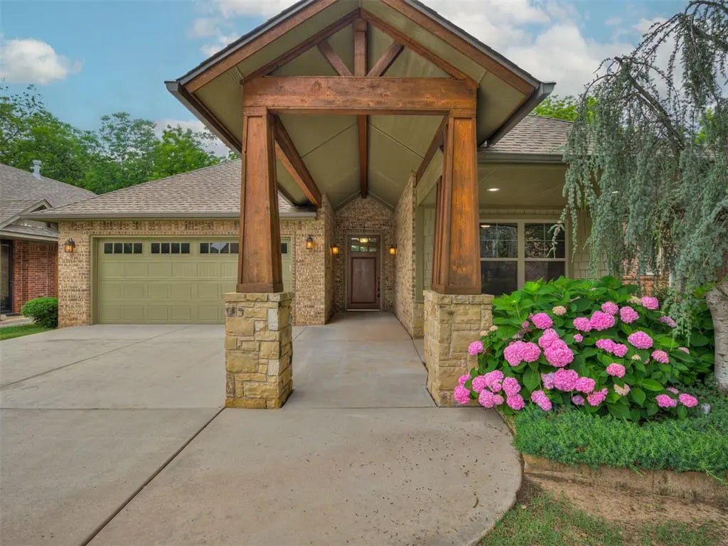 Residential Real Estate for Sale located in the neighborhood of Hallbrooke Sec 1 PUD, in the city of Norman, OK