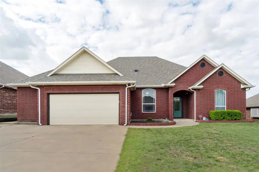 Residential Real Estate for Sale located in the neighborhood of Oakwood East Village Sec 4, in the city of Midwest City, OK