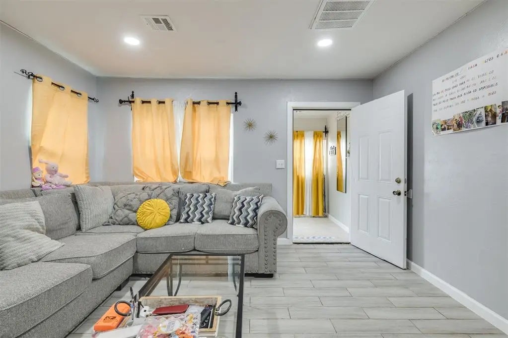 MLS Number 1201949 in the city of Oklahoma City Homes for Sale by West Lawn Park, the zipcode of 73118