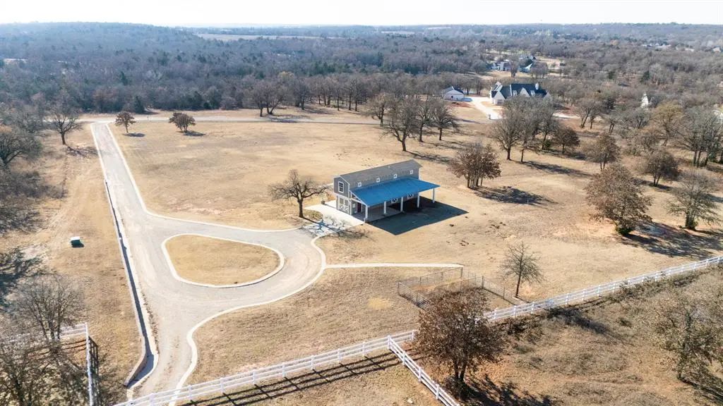 9438 Creek View, Guthrie