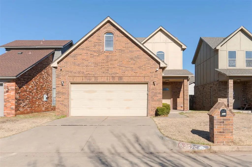 Residential Real Estate for Sale located in the neighborhood of Tealwood, in the city of Oklahoma City, OK