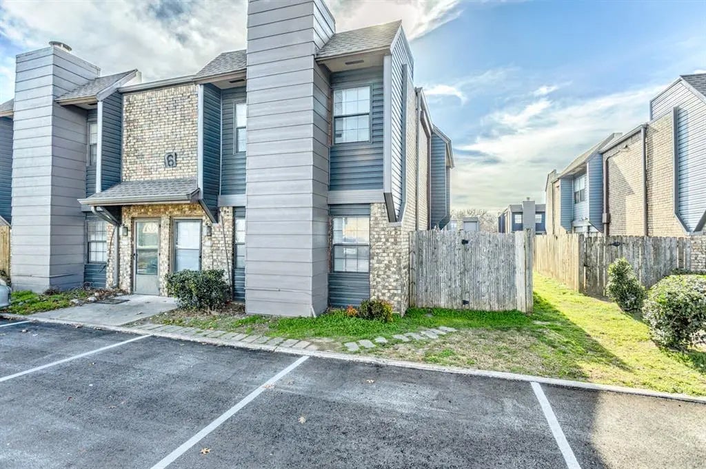 Residential Real Estate for Sale located in the neighborhood of Triad 2, in the city of Norman, OK