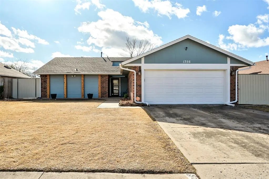 Residential Real Estate for Sale located in the neighborhood of Greenbriar Estlake 4, in the city of Moore, OK
