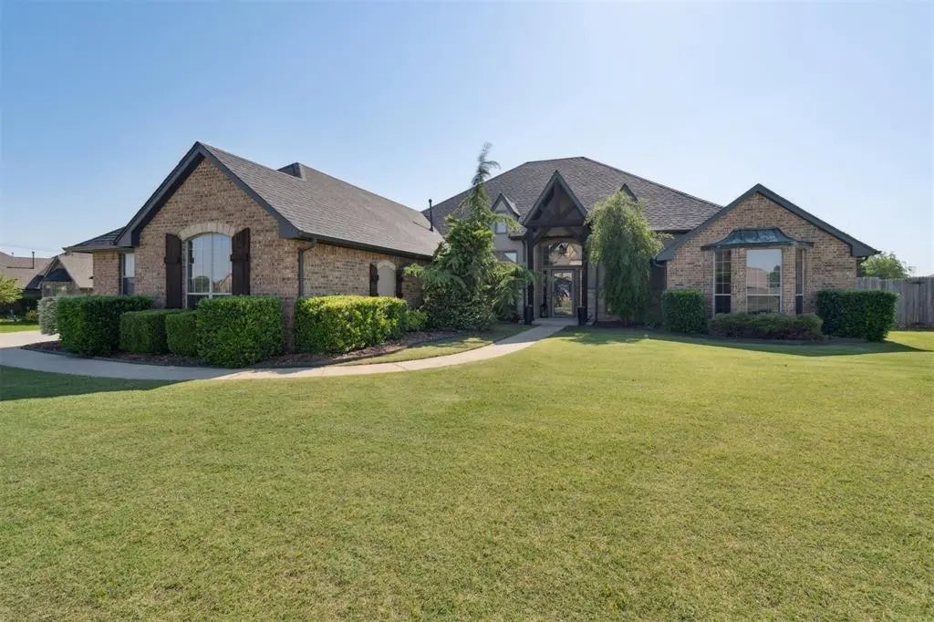 MLS #1210965 for Sale at 11800 Pamalos Trail, in the city of Oklahoma City, 73173