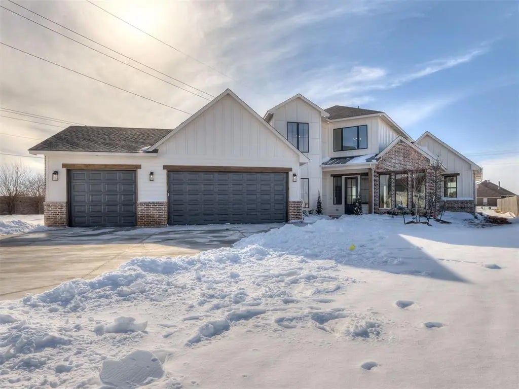 Residential Real Estate for Sale located in the neighborhood of Magnolia Meadows Ph I, in the city of Piedmont, OK