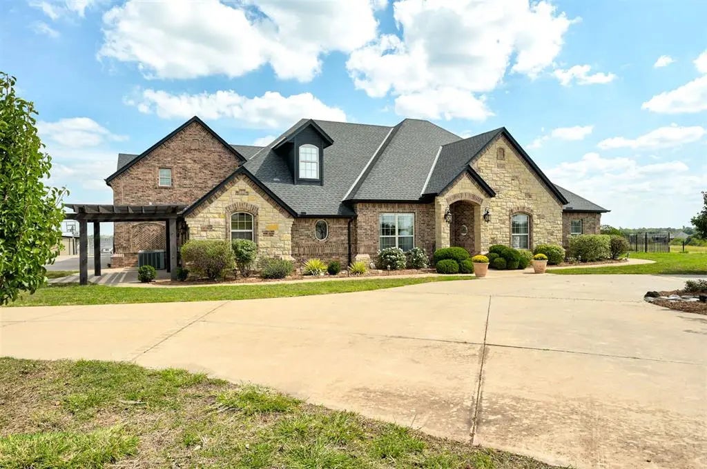 Residential Real Estate for Sale located in the neighborhood of Tract 11 & 12, in the city of Blanchard, OK