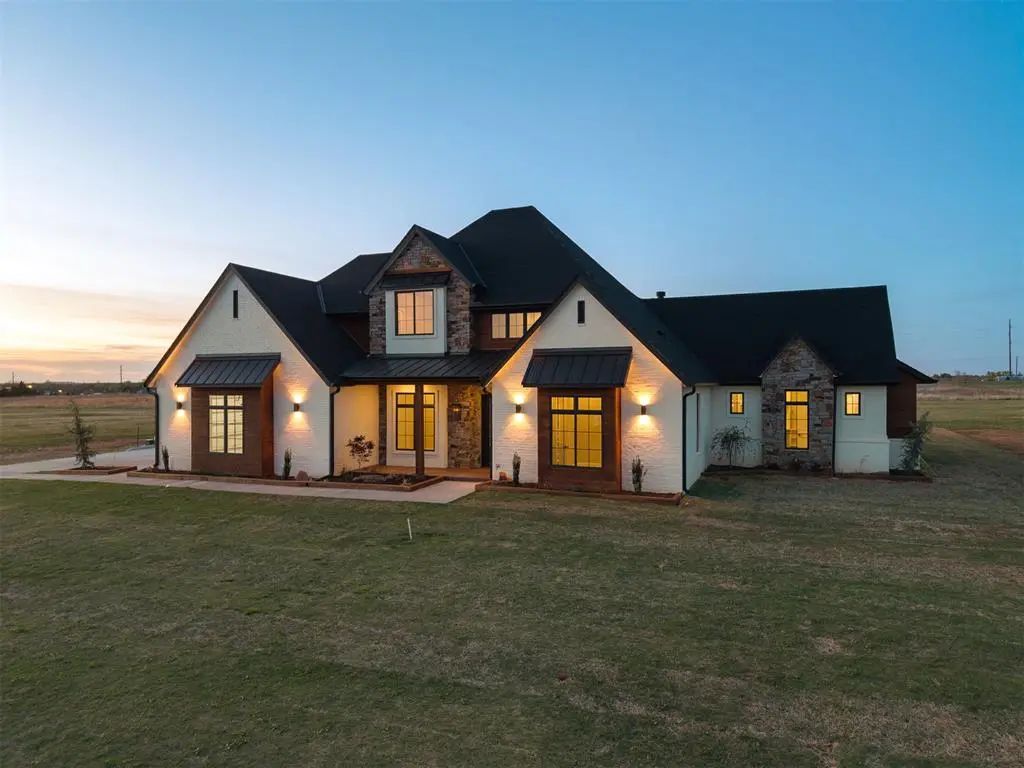 Residential Real Estate for Sale located in the neighborhood of Las Tres Casas, in the city of Mustang, OK