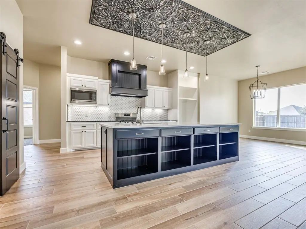 Residential Real Estate for Sale located in the neighborhood of Meadow Creek Addition II, in the city of Newcastle, OK