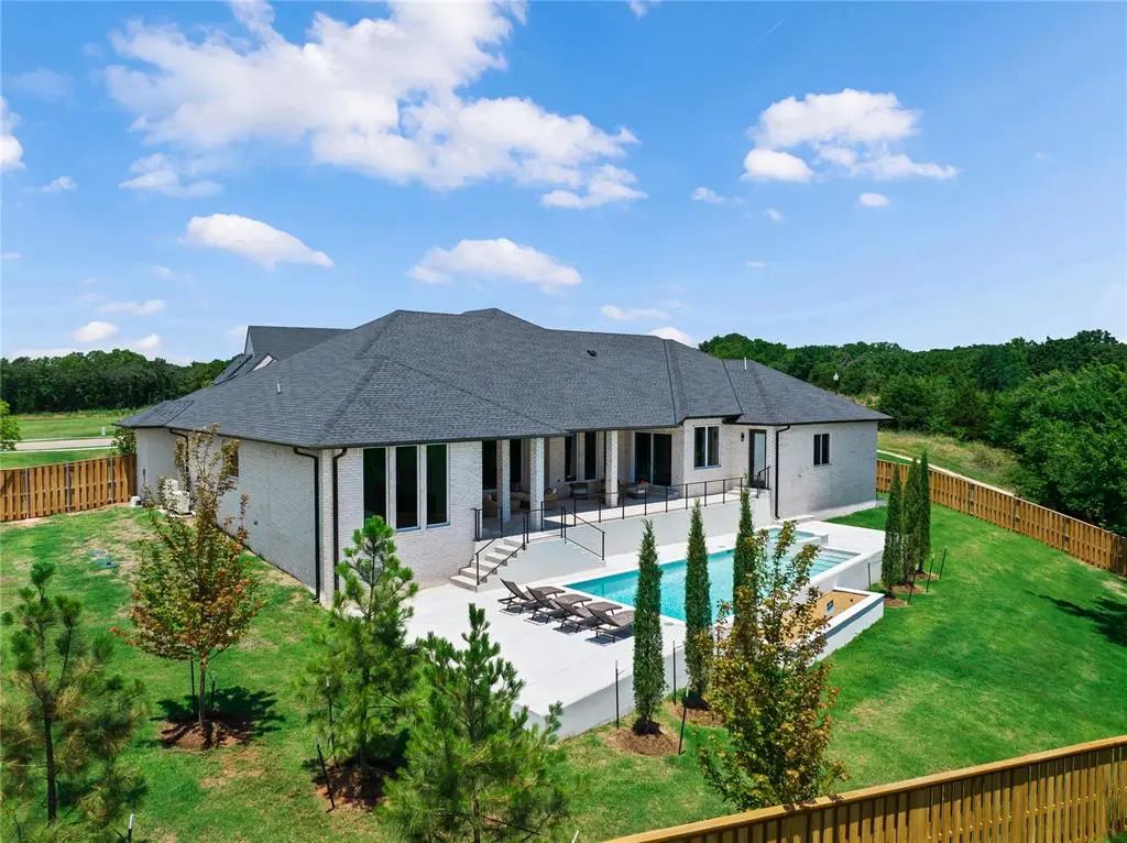 Residential Real Estate for Sale located in the neighborhood of Somerset Ridge, in the city of Arcadia, OK