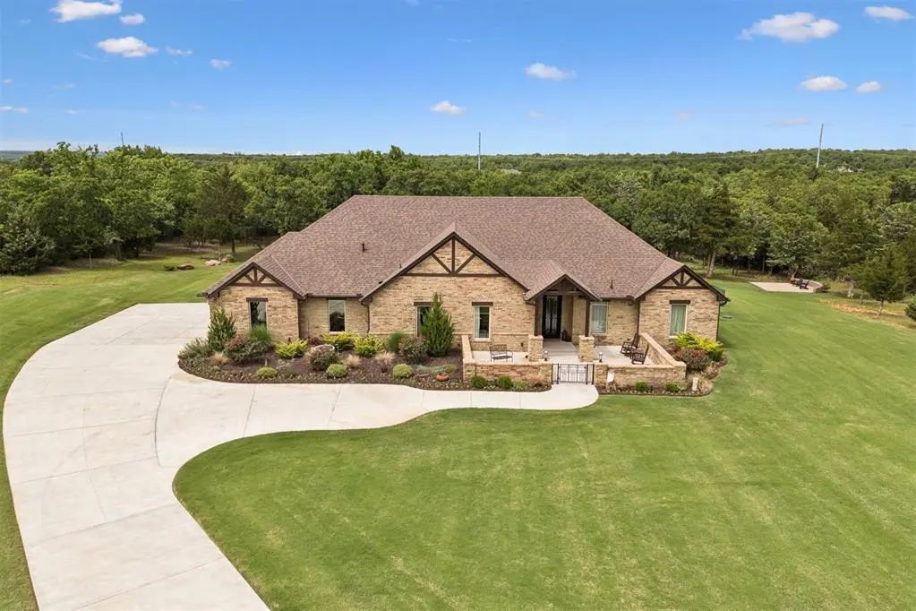Residential Real Estate for Sale located in the neighborhood of Hickory Hills, in the city of Arcadia, OK