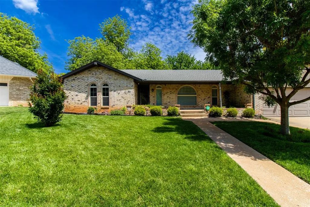 904 East Drive, Edmond