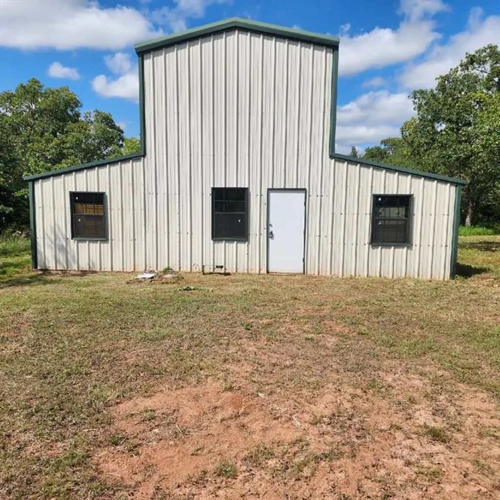 16085 N County Road 3040, Lindsay