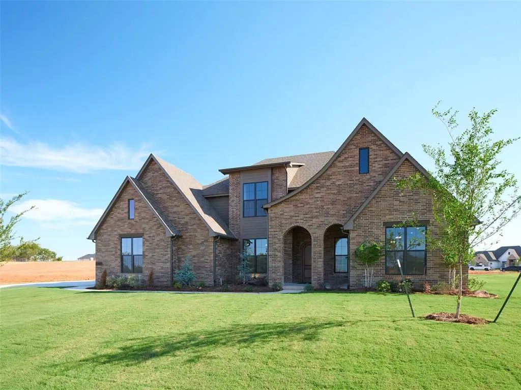 Residential Real Estate for Sale at 1808 Maplewood Lane in the city of Norman by MLS #1231411