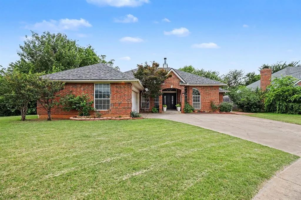 Residential Real Estate for Sale located in the neighborhood of Crossroads West 6, in the city of Norman, OK