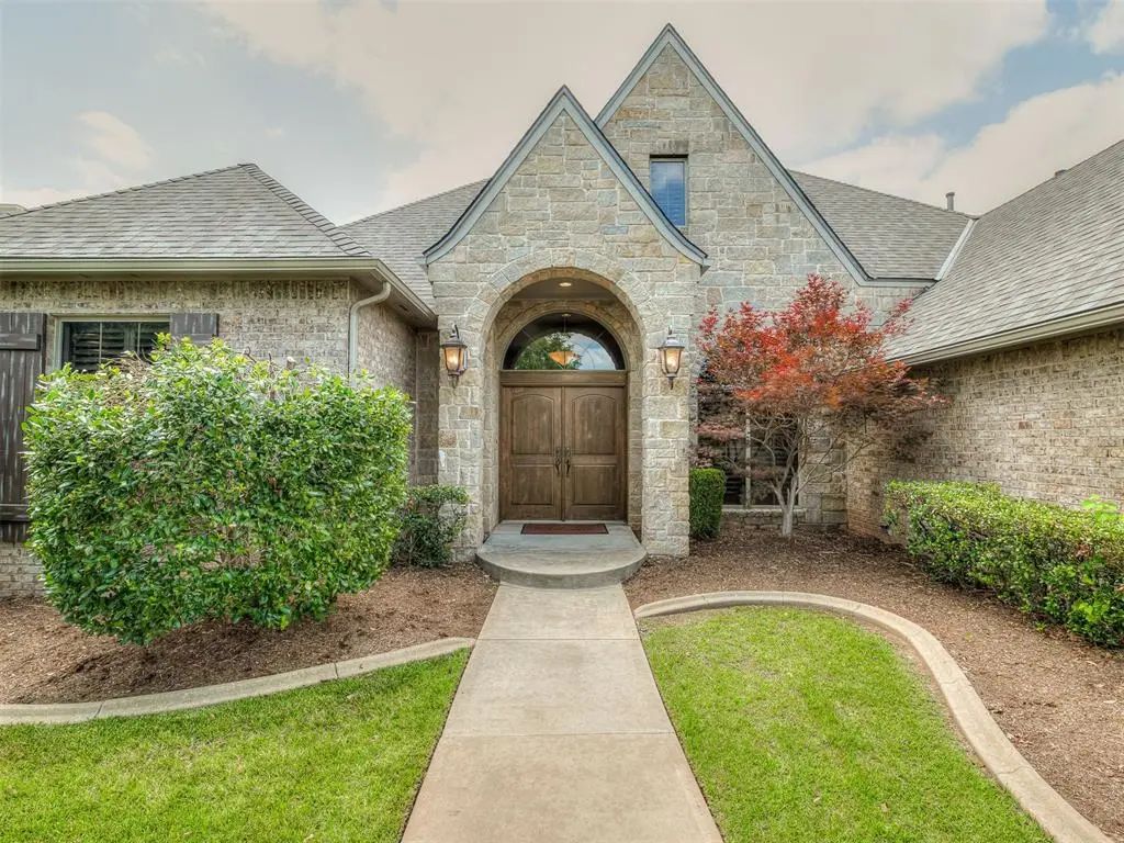 Residential Real Estate for Sale located in the neighborhood of Cascata Lakes 2, in the city of Oklahoma City, OK