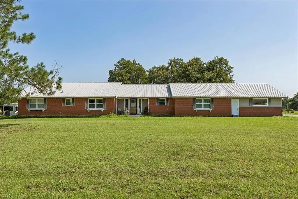 Residential Real Estate for Sale located in the neighborhood of rural, in the city of McLoud, OK