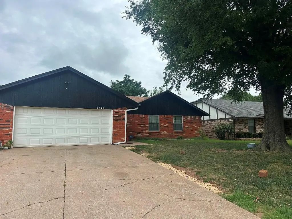 1612 Whispering Creek Drive, Edmond
