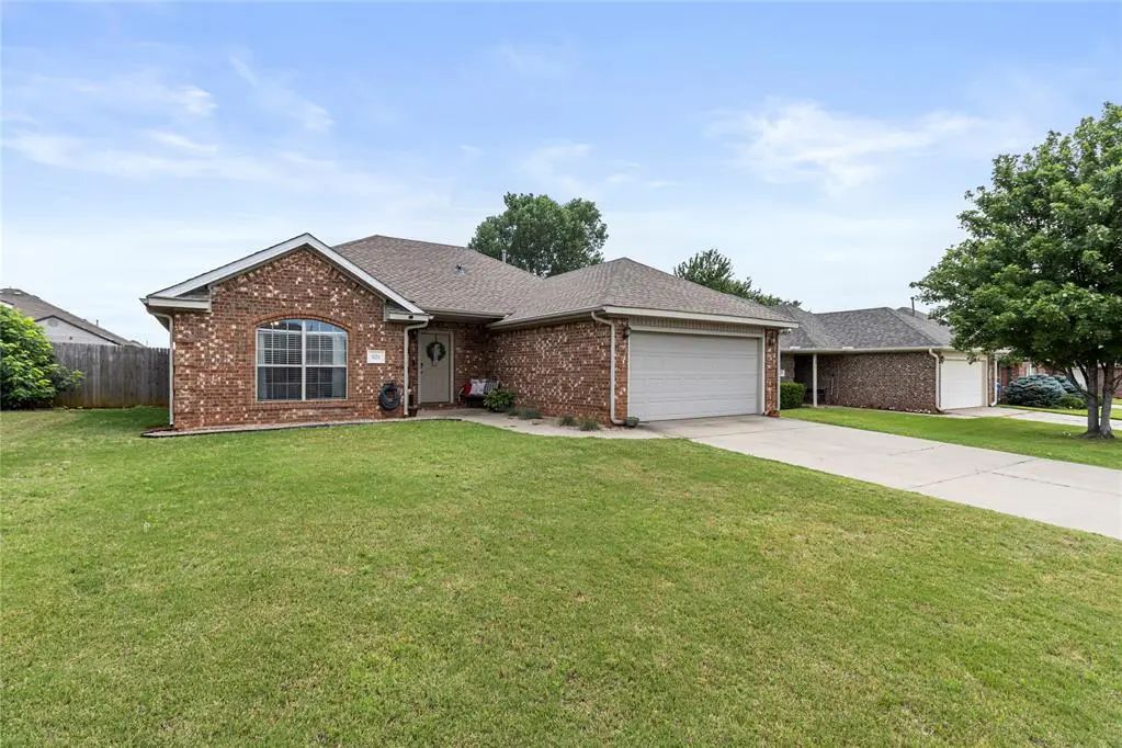 Residential Real Estate for Sale located in the neighborhood of Castle Rock II, in the city of Mustang, OK